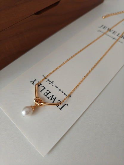 Knotted Design Pearl Pendant Necklace