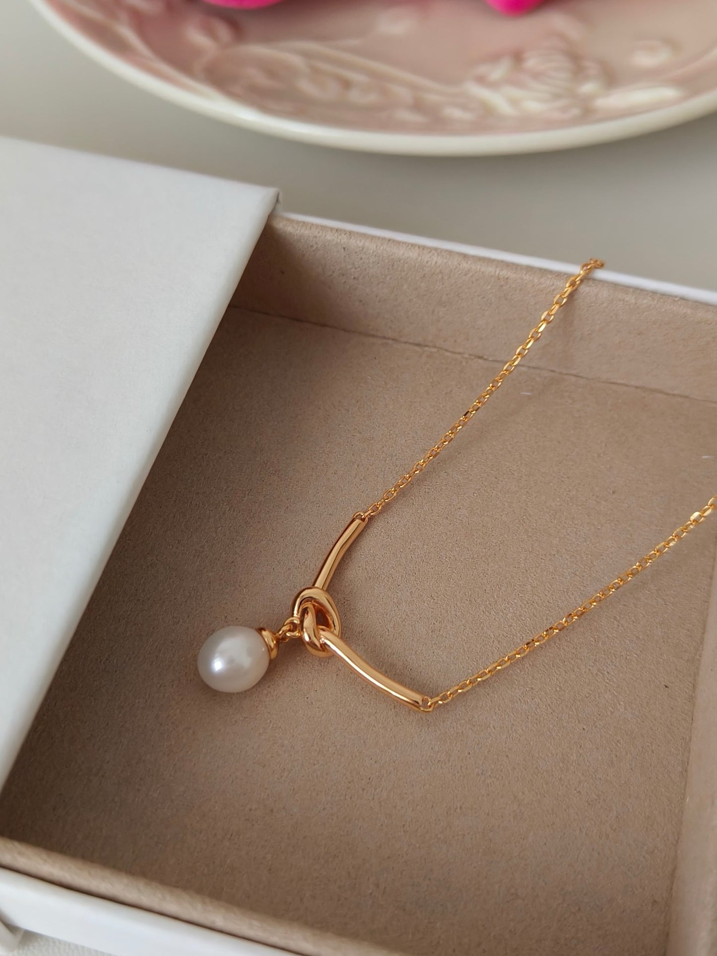 Knotted Design Pearl Pendant Necklace