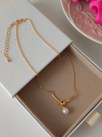 Knotted Design Pearl Pendant Necklace