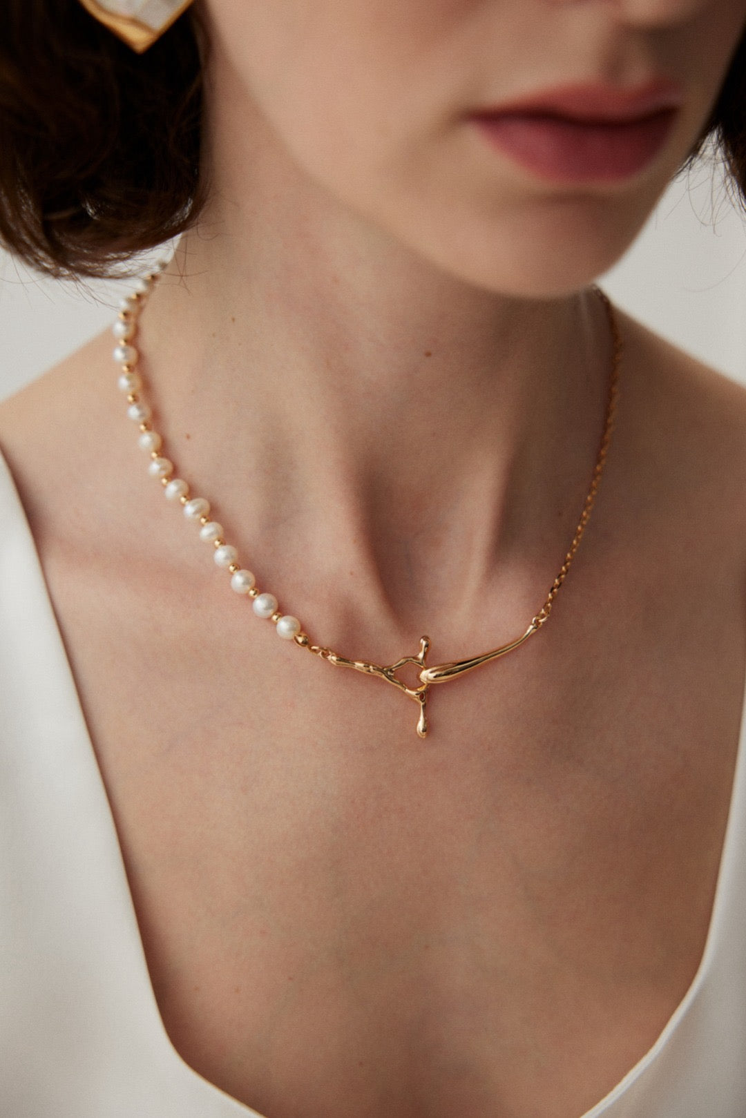 Modern Fluid Pearl Necklace in Vintage Style