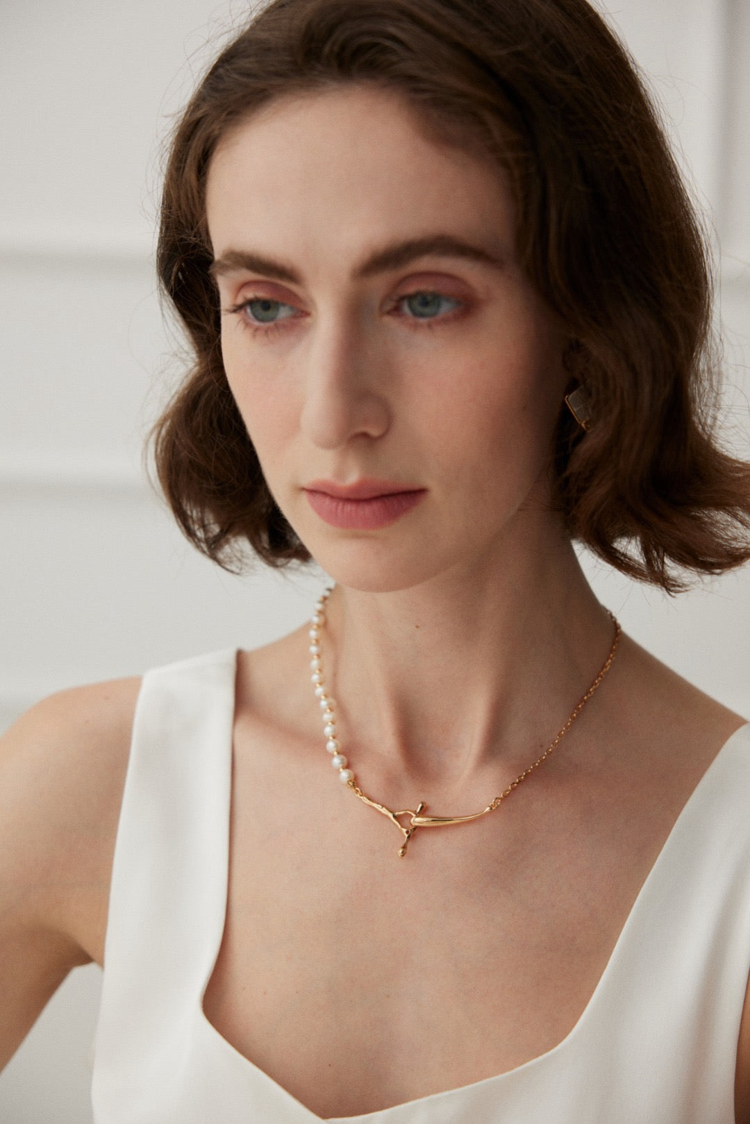 Modern Fluid Pearl Necklace in Vintage Style