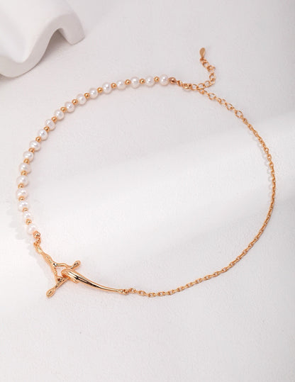 Modern Fluid Pearl Necklace in Vintage Style